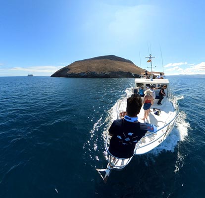 Navegando de iate e atrás de uma ilha das Galápagos.